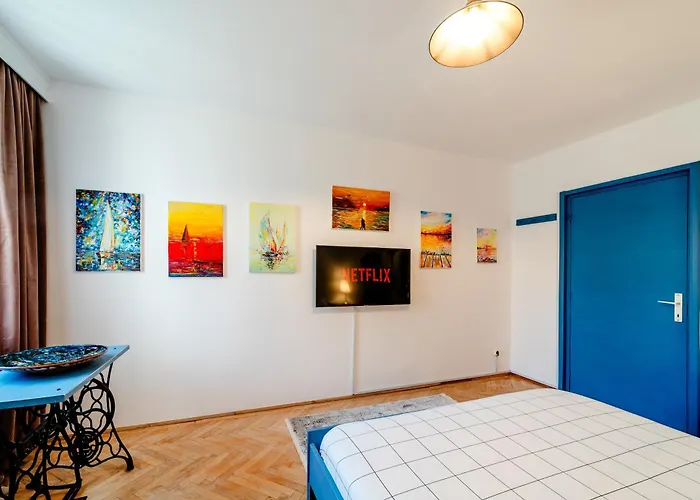 Apartment Art With Treasure Hunt, Free Parking & Self Check-in *