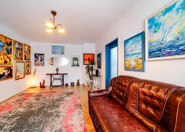 Art With Treasure Hunt, Free Parking & Self Check-in Constanţa