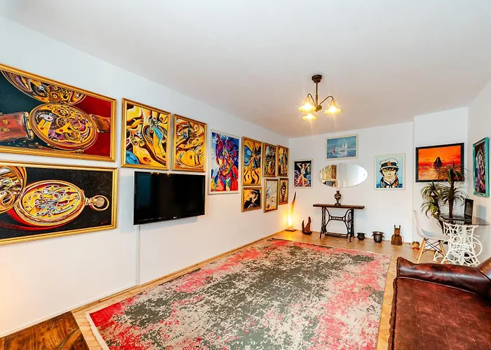 Art With Treasure Hunt, Free Parking & Self Check-in Apartment