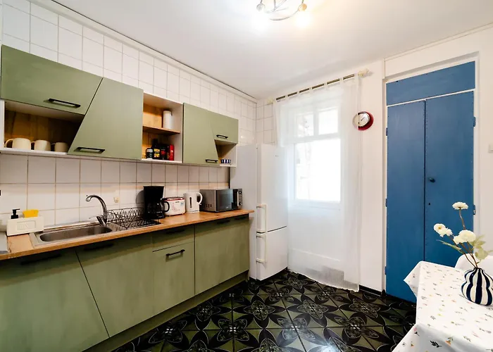 Apartment Art With Treasure Hunt, Free Parking & Self Check-in *