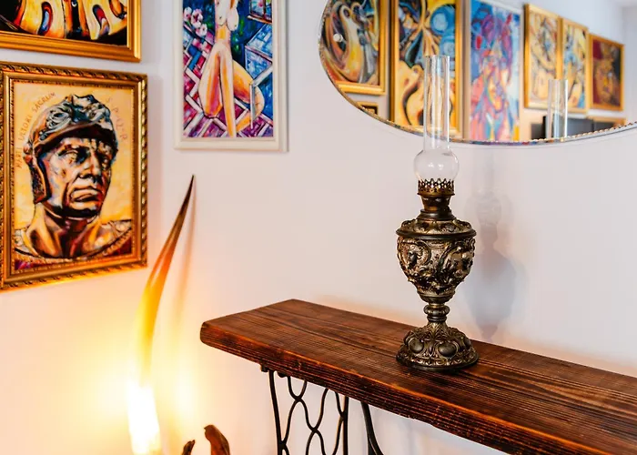 Apartment Art With Treasure Hunt, Free Parking & Self Check-in *