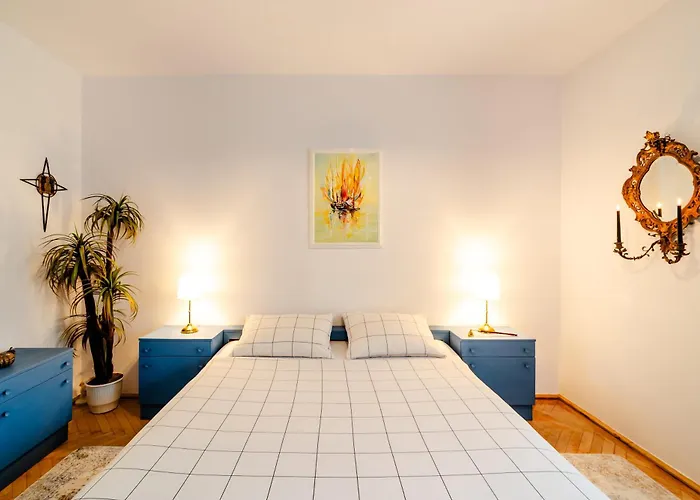 Apartment Art With Treasure Hunt, Free Parking & Self Check-in