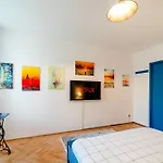 Apartment Art With Treasure Hunt, Free Parking & Self Check-in *