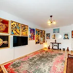 Art With Treasure Hunt, Free Parking & Self Check-in Apartment