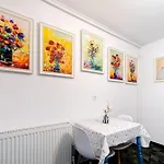 Apartment Art With Treasure Hunt, Free Parking & Self Check-in *