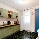 Apartment Art With Treasure Hunt, Free Parking & Self Check-in *