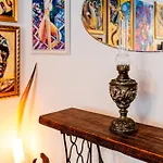 Apartment Art With Treasure Hunt, Free Parking & Self Check-in *