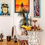 Art With Treasure Hunt, Free Parking & Self Check-in Apartment