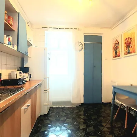 Live In An Art Gallery - Location