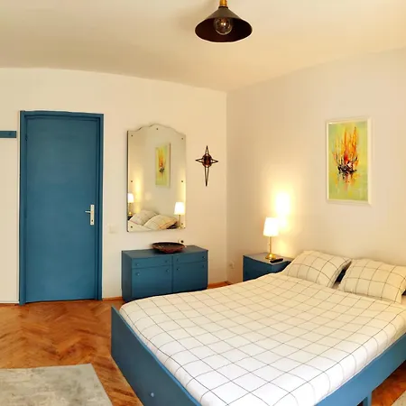 Apartment Live In An Art Gallery - Location Constanta
