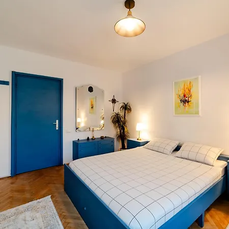 Art With Treasure Hunt, Free Parking & Self Check-in *