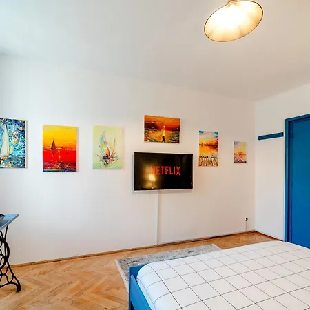 Apartment Art With Treasure Hunt, Free Parking & Self Check-in *