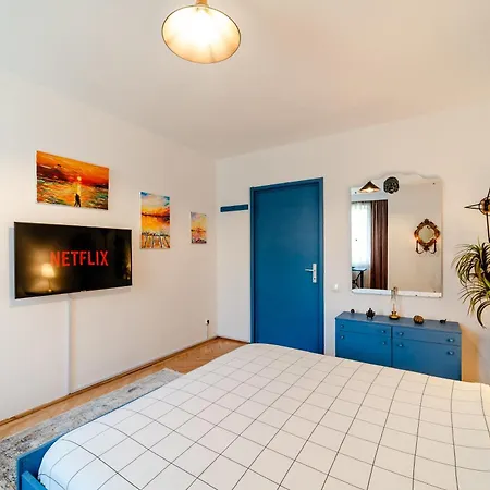 Apartment Art With Treasure Hunt, Free Parking & Self Check-in