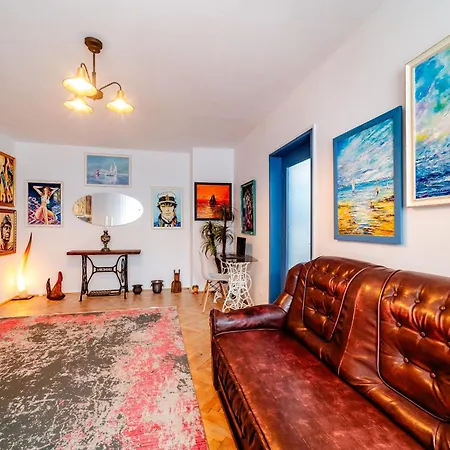 Art With Treasure Hunt, Free Parking & Self Check-in Constanta