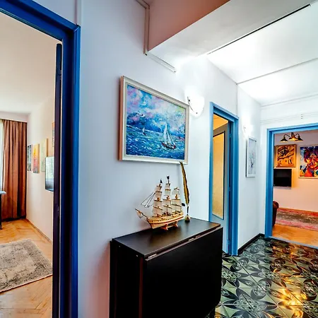 Art With Treasure Hunt, Free Parking & Self Check-in