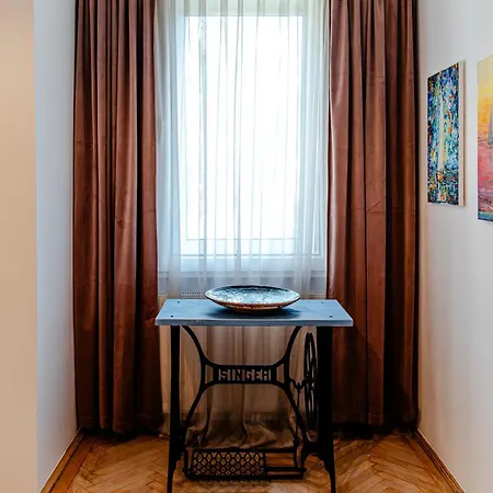 Apartment Art With Treasure Hunt, Free Parking & Self Check-in