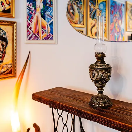 Apartment Art With Treasure Hunt, Free Parking & Self Check-in *