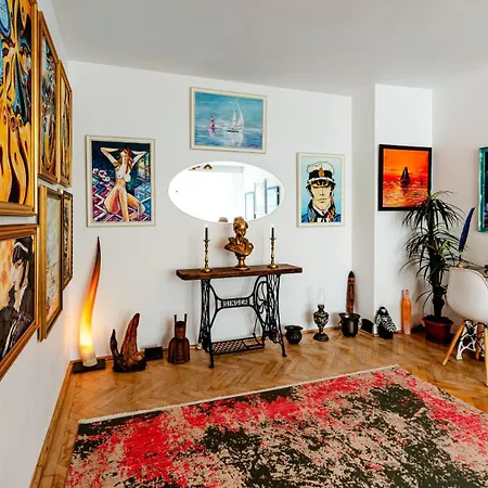 Art With Treasure Hunt, Free Parking & Self Check-in Apartment Constanta